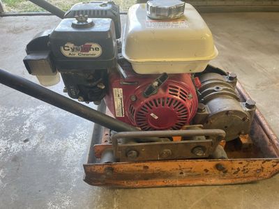 Vibratory plate compactor