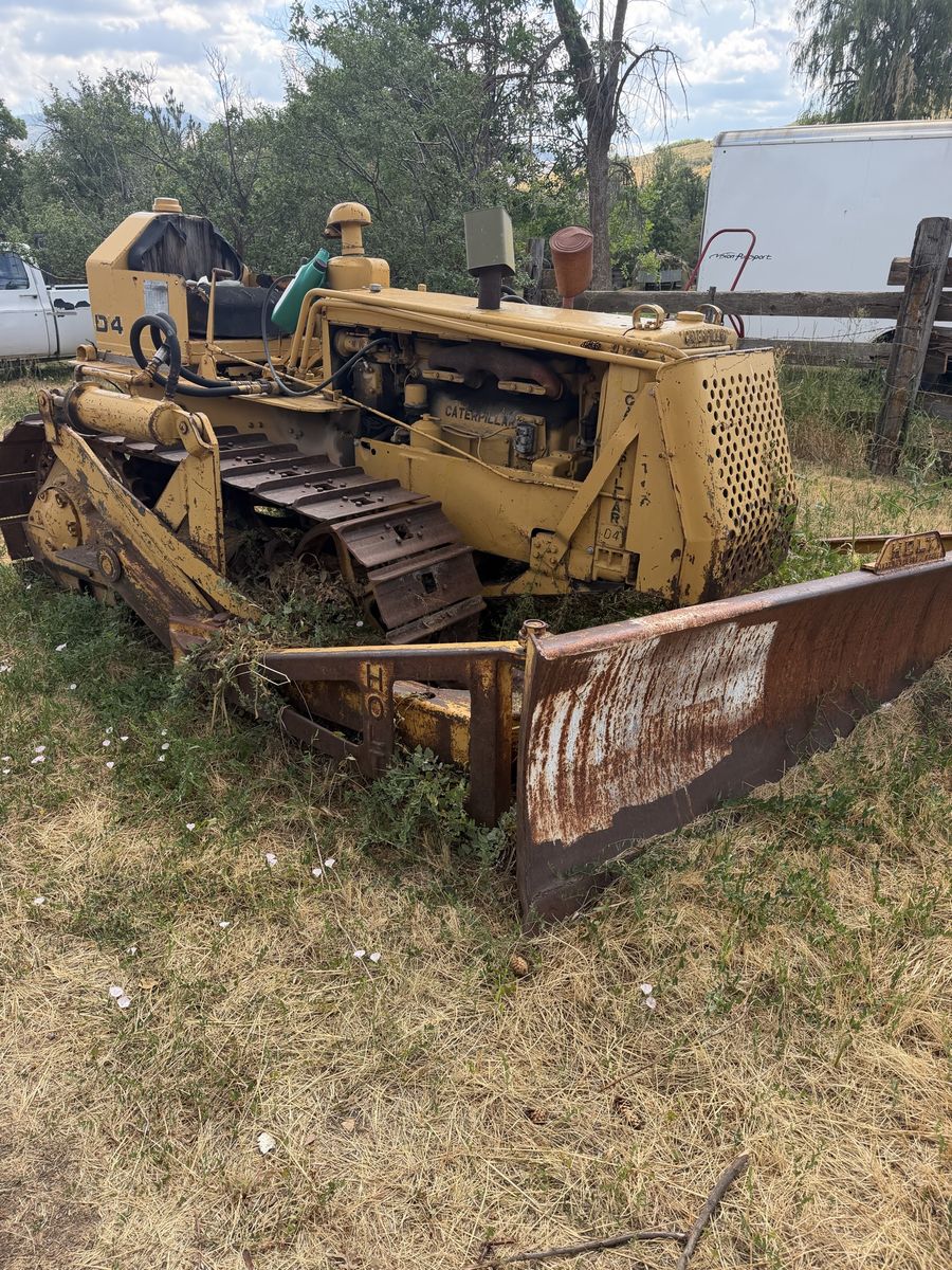 Caterpillar D4 Dozer w/ blade