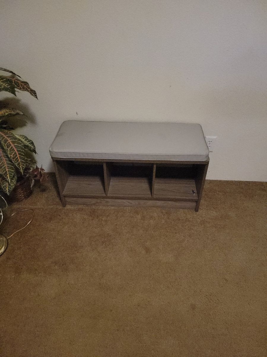 Entryway Storage Bench – Great Condition