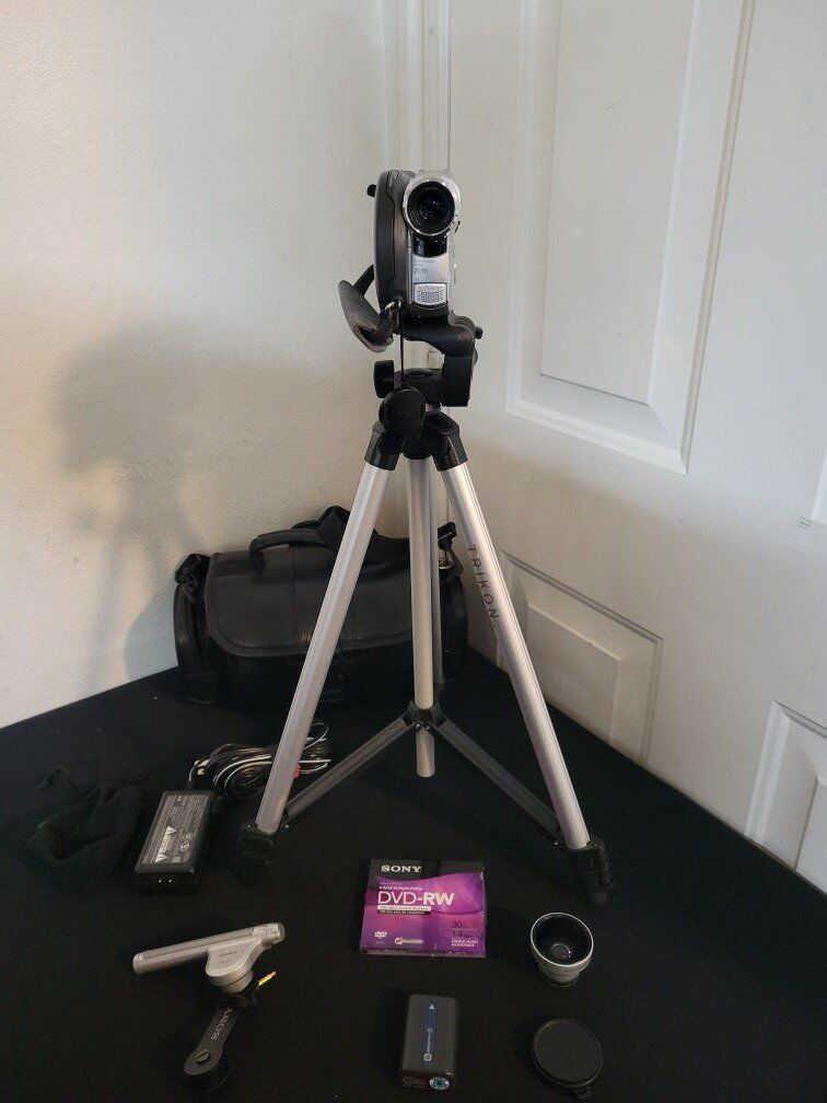 Sony NTSC DVD Handycam Camcorder 10x Optical Zoom