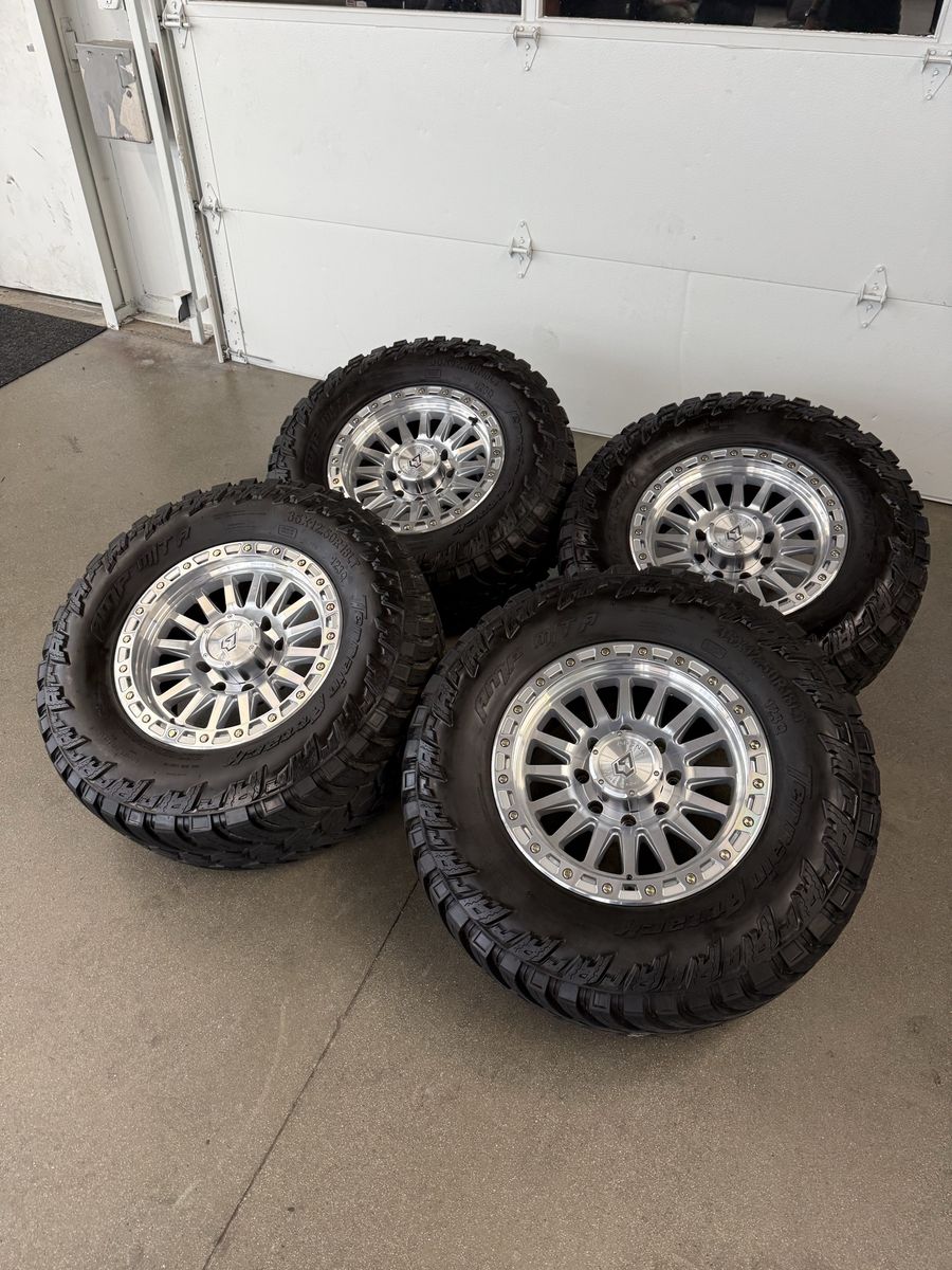 18x9 Arena Offroad "trophys"/ 35x13.50r18 Amp M/t