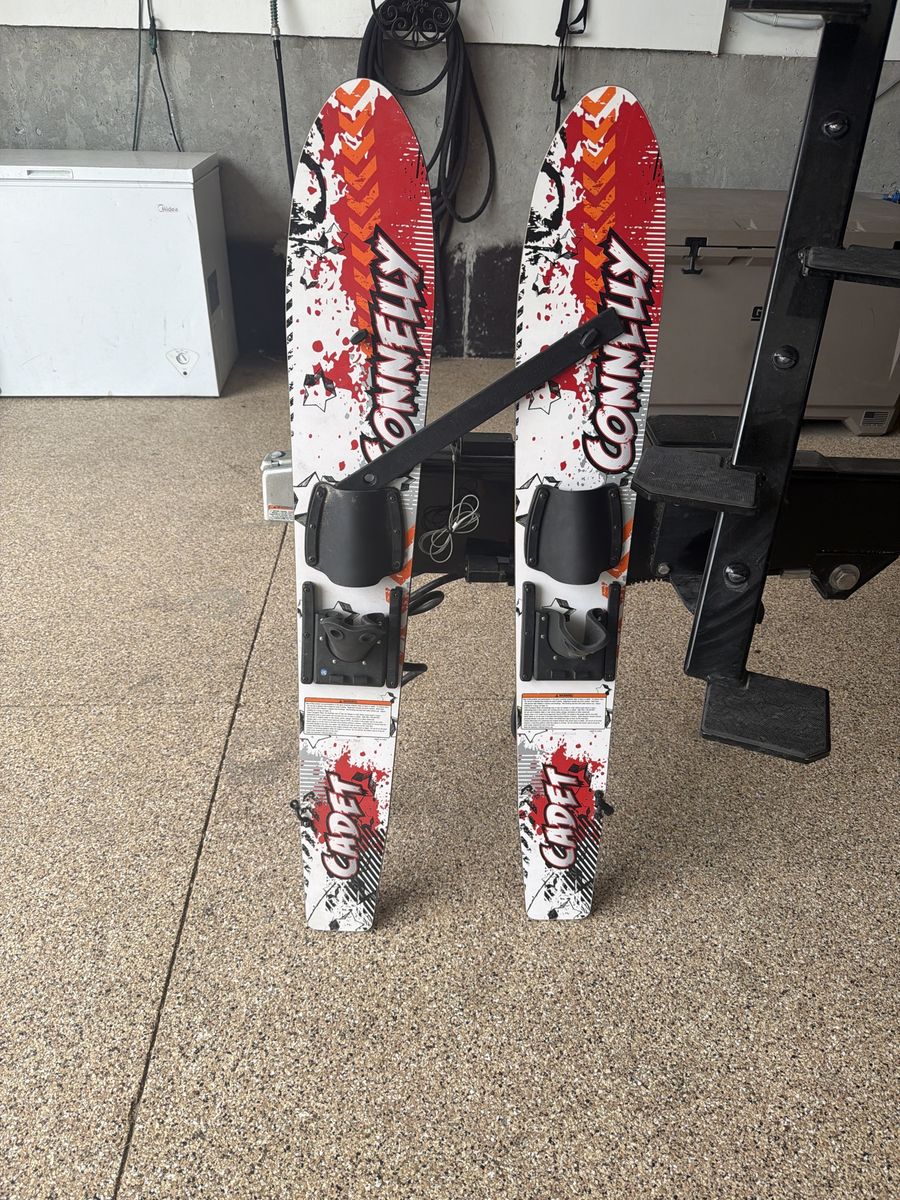 Connelly Cadet Youth Waterskis with Trainer Bar & Adjustable Bindings