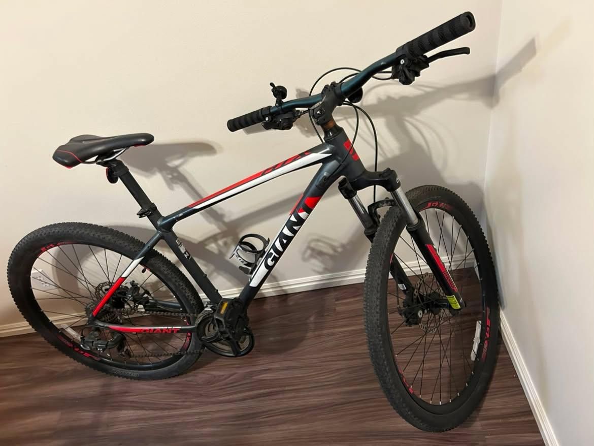 Giant ATX 2 Mountain Bike - Medium Frame - 27.5" Wheels
