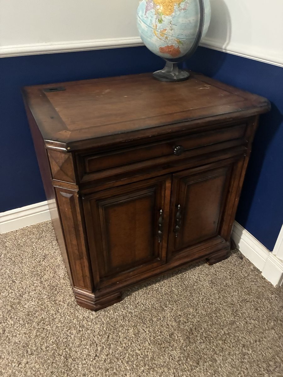 Computer desk