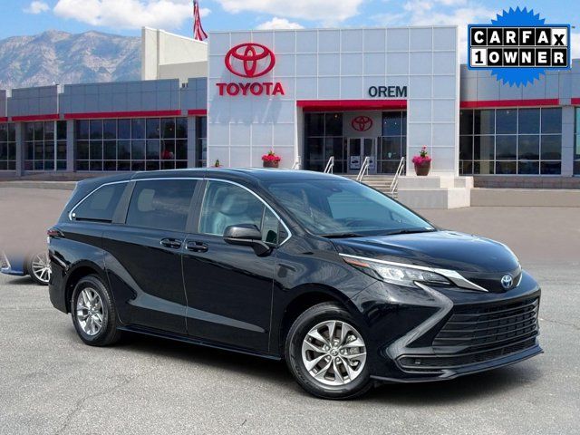 2025 Toyota Sienna LE 8-Passenger