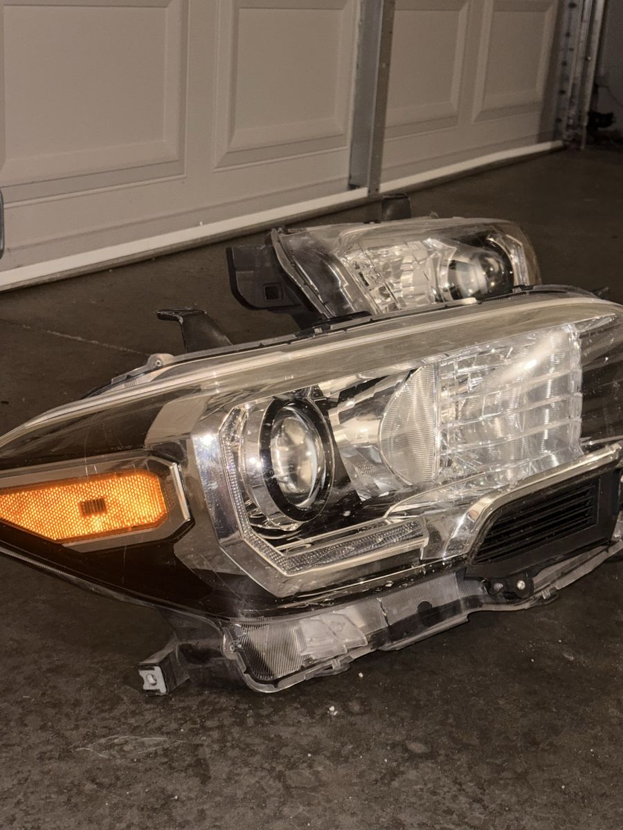 Toyota Tacoma Headlights (Pair)