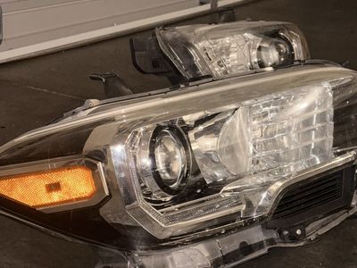 Toyota Tacoma Headlights (Pair)