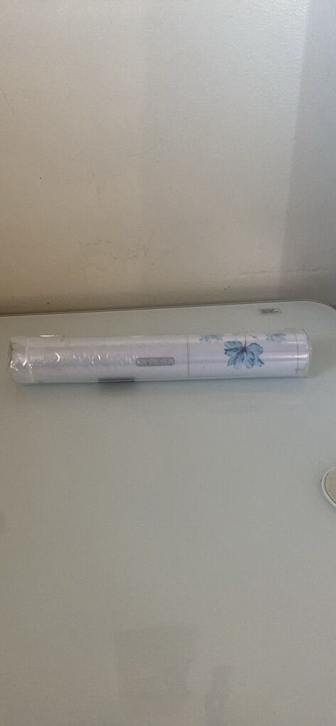 Wall paper with floral pattern