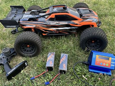 Traxxas XRT 1/5 8S 4X4 Truggy With Batteries & Charger