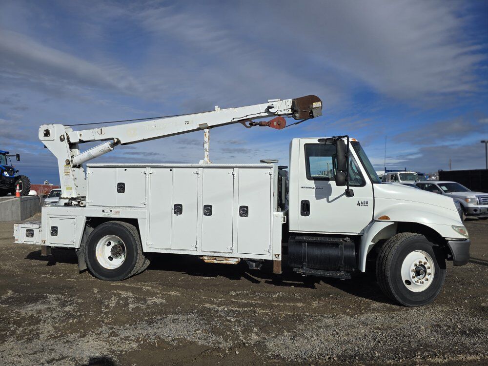 2005 International 4400 Service Truck Crane