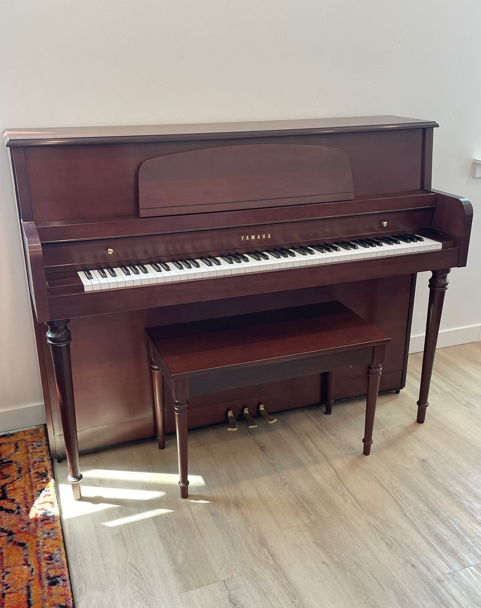 Yamaha M425C Upright Console Piano with Matching Bench - Mahogany Finish