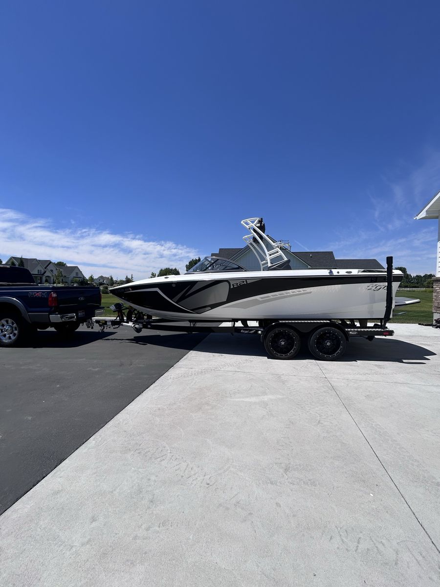 2016 Tige R21 - low hours