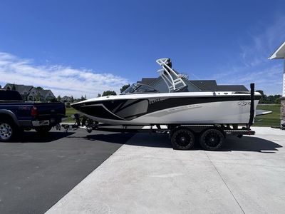 2016 Tige R21 - low hours