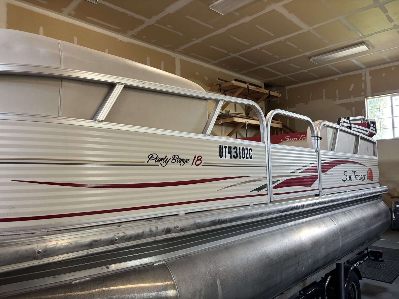 2009 Suntracker 19 ft. Party Barge