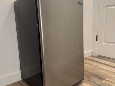 Magic Chef Mini Refrigerator, Silver/black