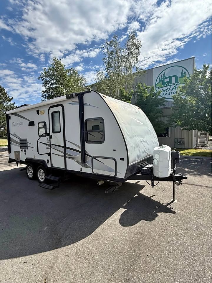2014 Winnebago Remington 2100ds couples coach travel trailer