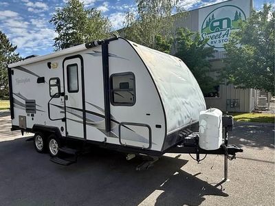 2014 Winnebago Remington 2100ds couples coach travel trailer