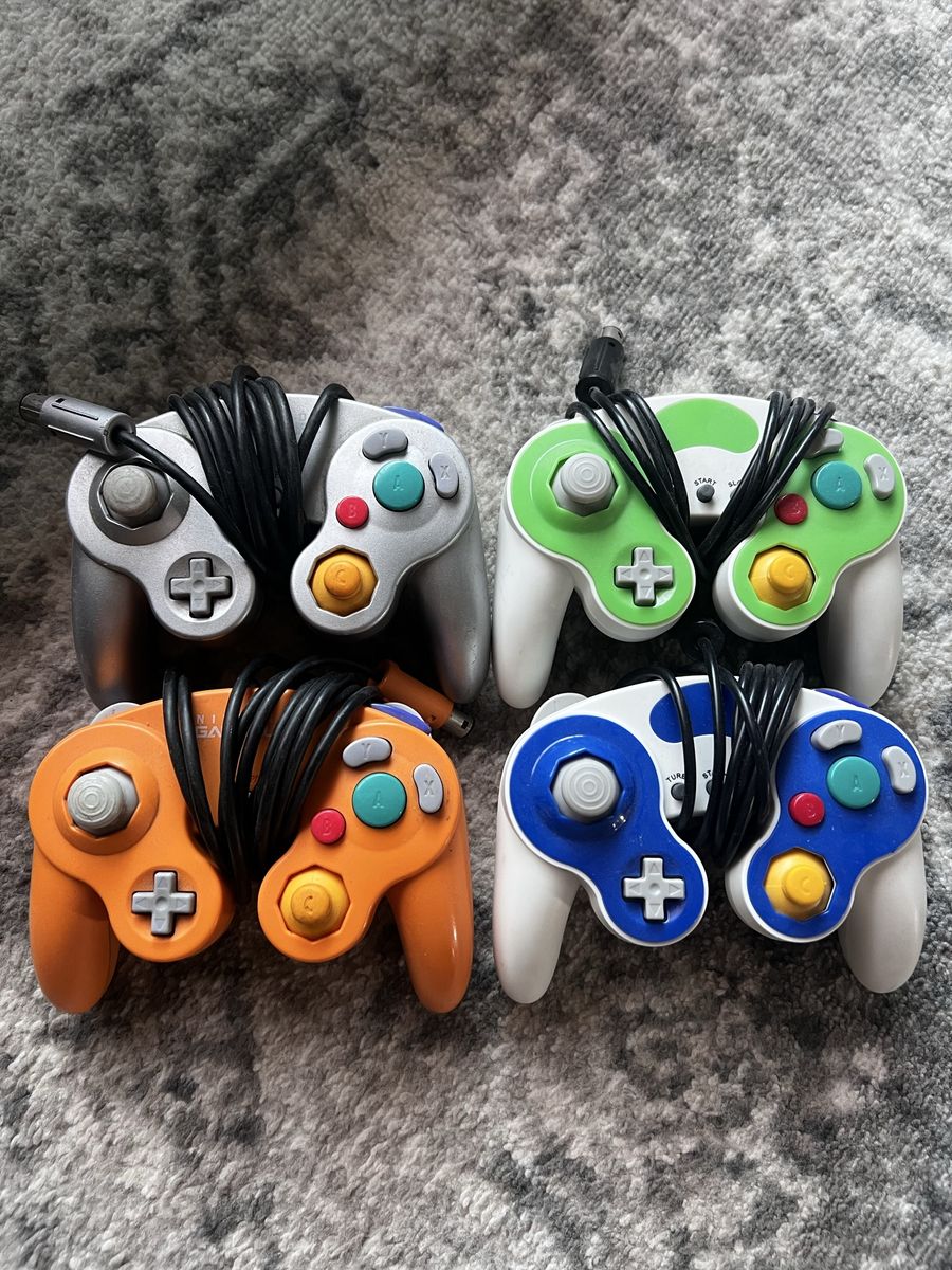 GameCube controllers (4)