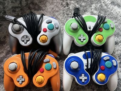GameCube controllers (4)