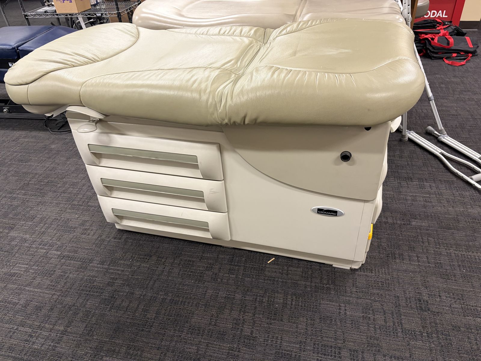 Midmark 204 examination table