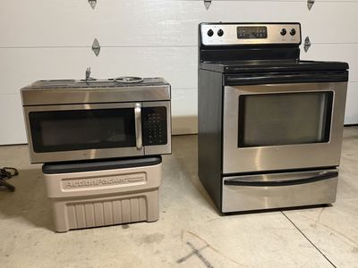 Fridgidaire Electric Stove And Microwave
