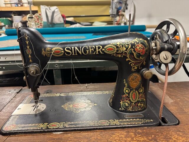Working Antique Singer Sewing Machine