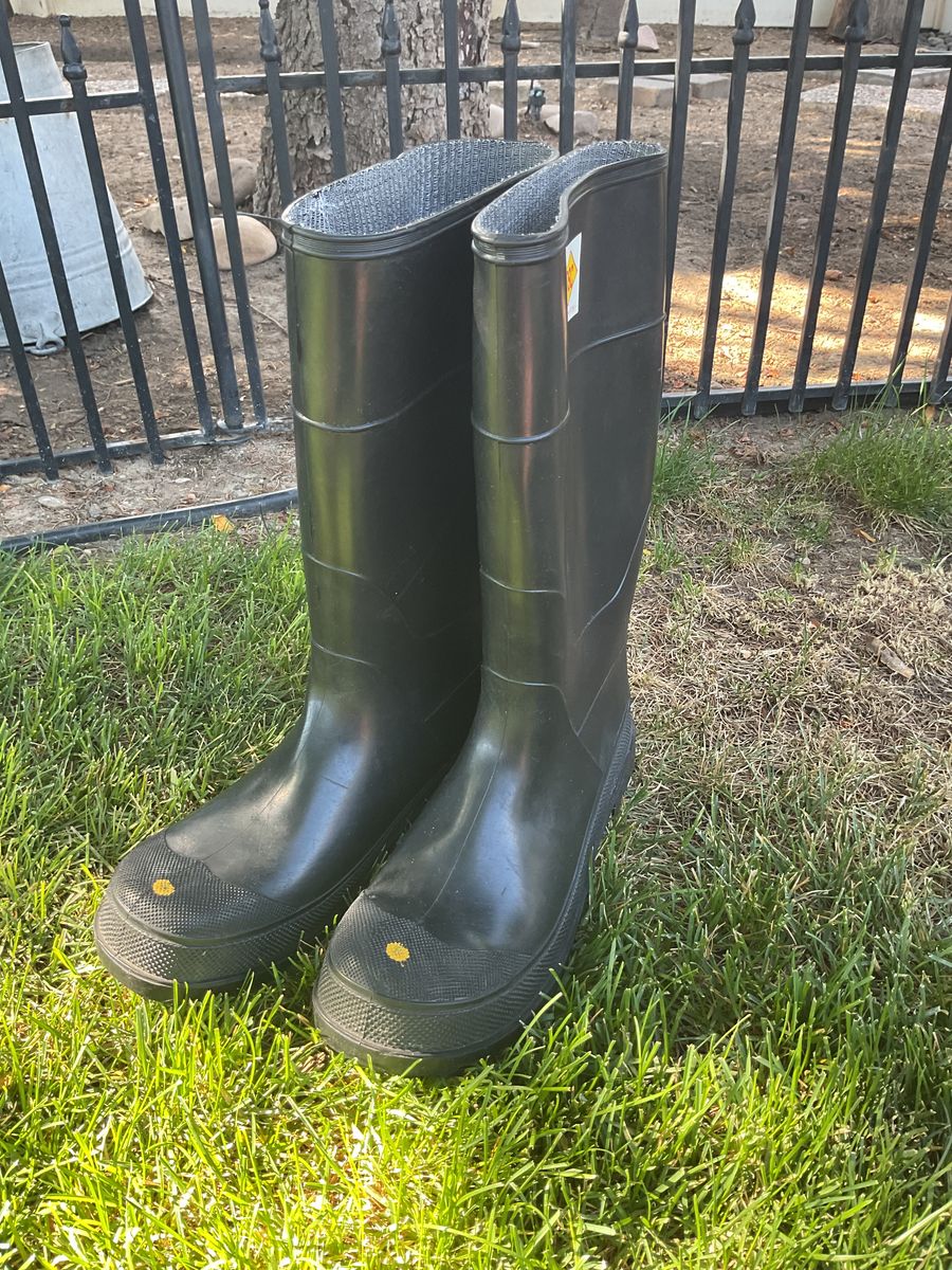 DSC SIZE 12 STEEL TOED  RUBBER MUCK BOOTS