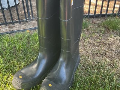 DSC SIZE 12 STEEL TOED RUBBER MUCK BOOTS