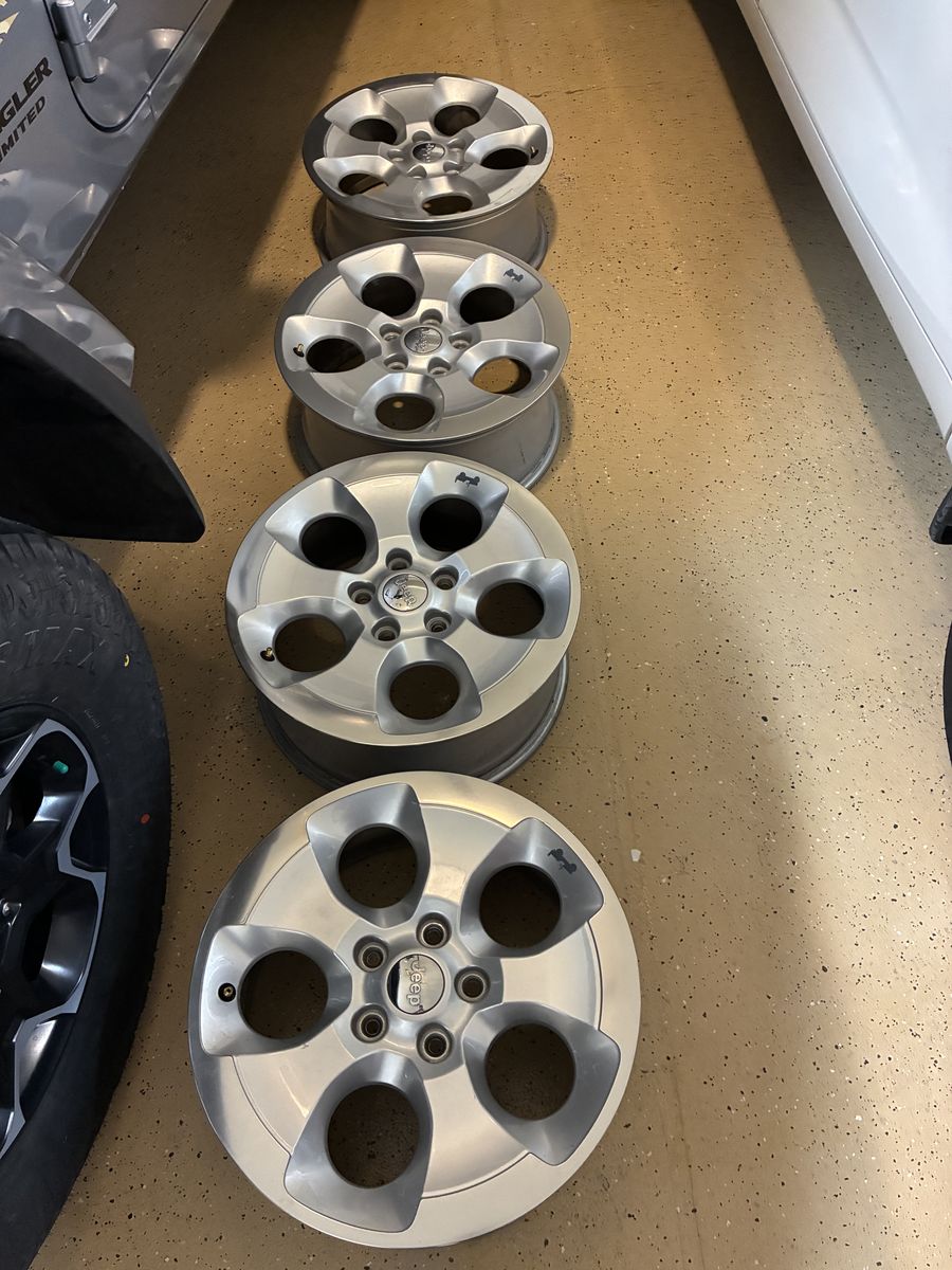 Set of 5 Jeep Wrangler JK wheels 18”