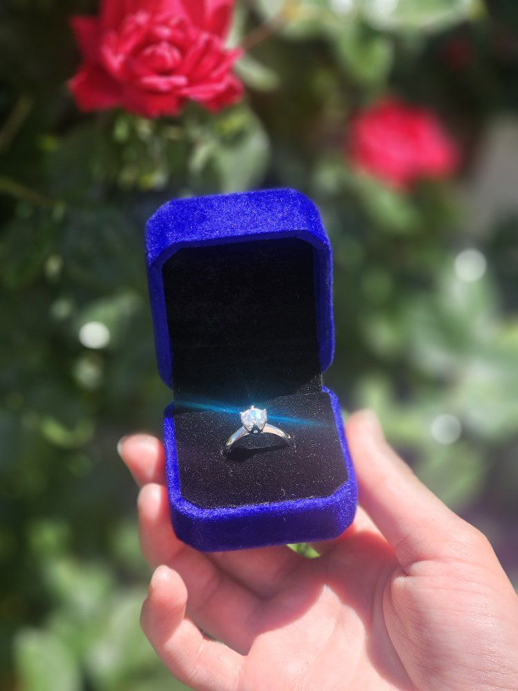 VVS1 Moissanite Engagement Ring