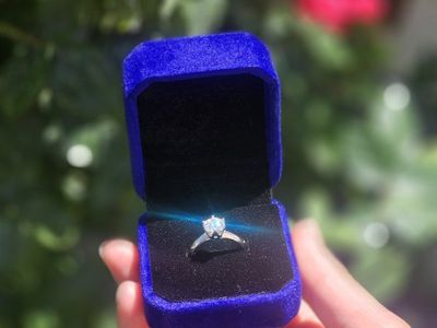 VVS1 Moissanite Engagement Ring