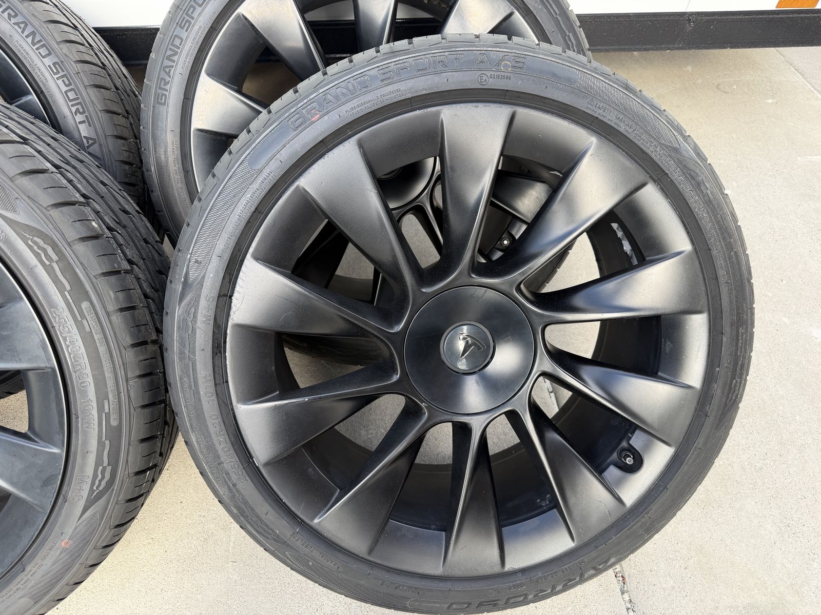 Tesla model Y 20" wheels & new tires 255/40r20