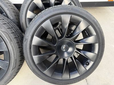 Tesla model Y 20" wheels & new tires 255/40r20