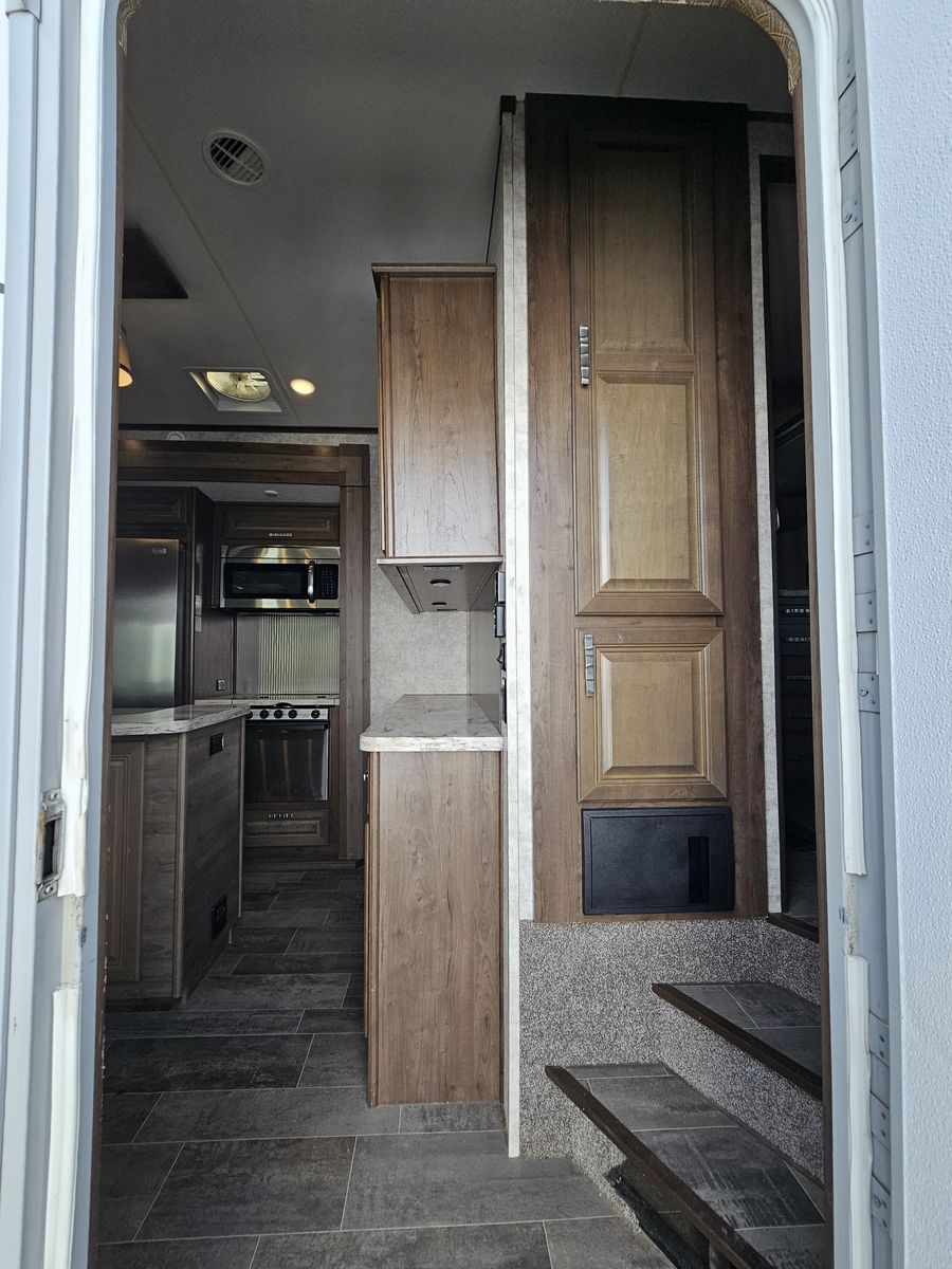 Main image 6
