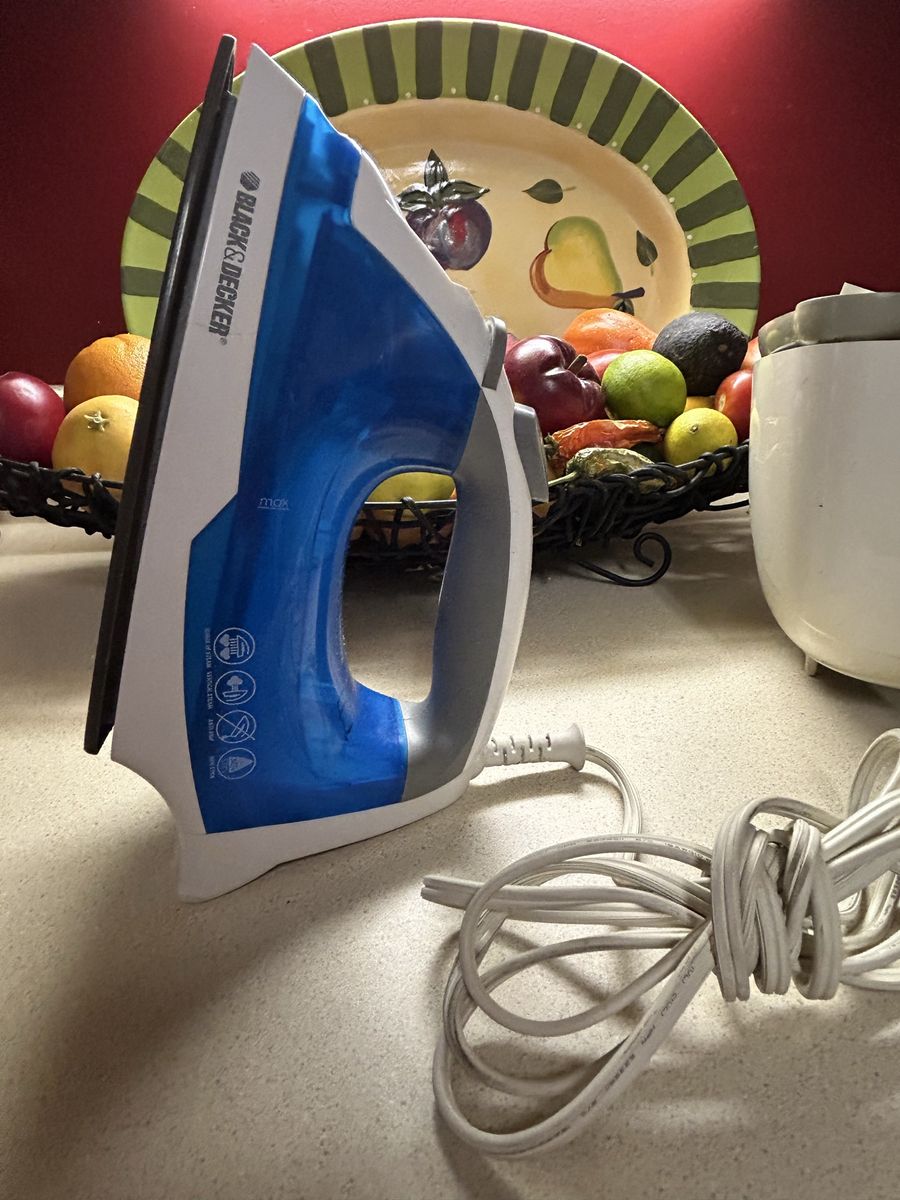 Black & Decker ProFinish Steam Iron - White & Blue