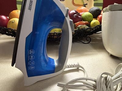 Black & Decker ProFinish Steam Iron - White & Blue