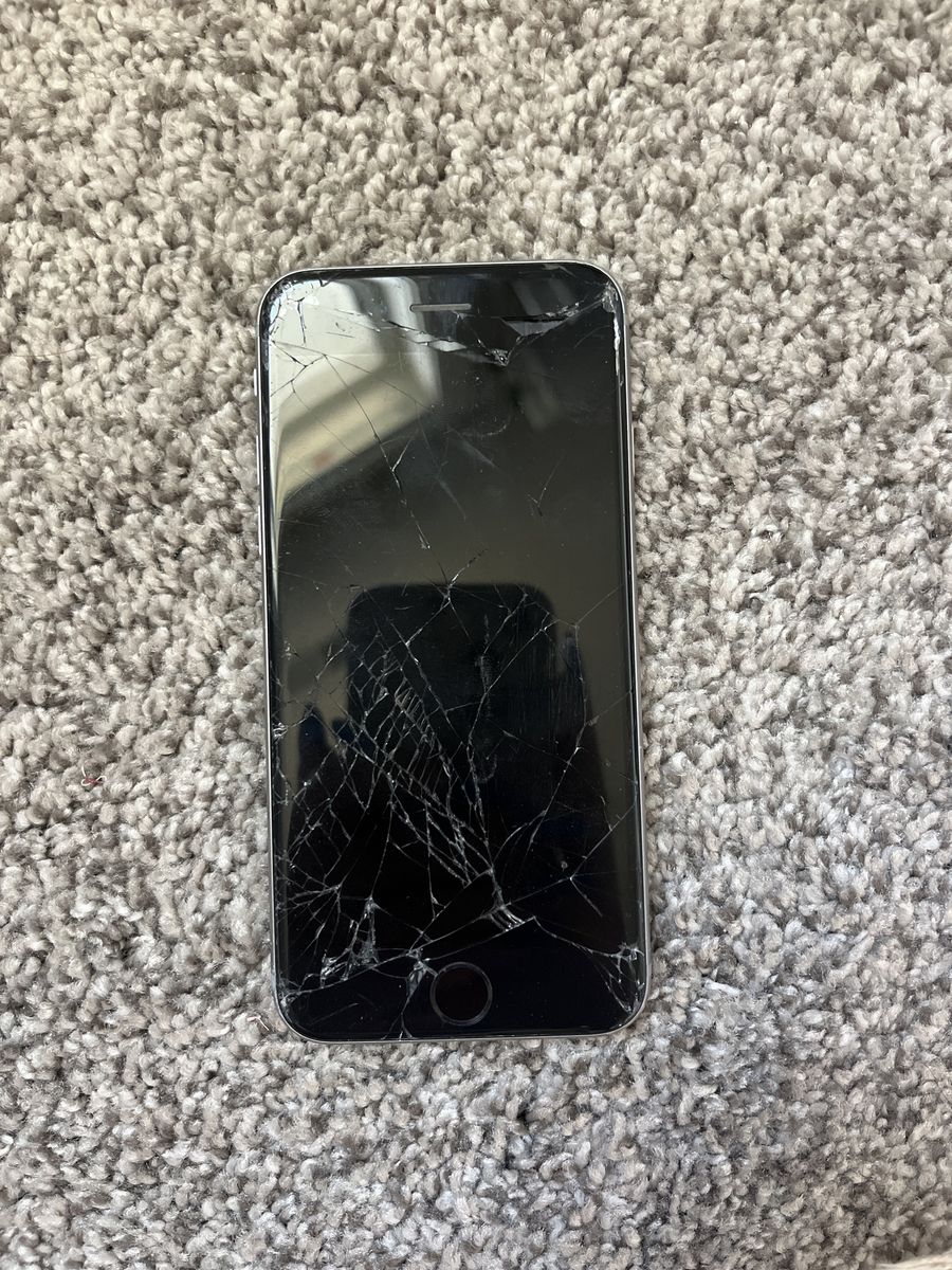 Apple iPhone S (Cracked Screen)