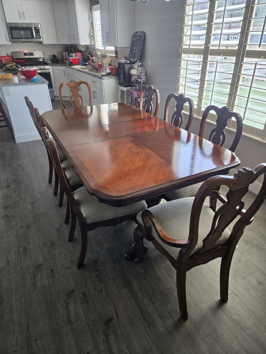 Beautiful Dining Table and 8 Chairs