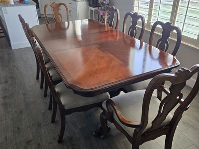Beautiful Dining Table and 8 Chairs