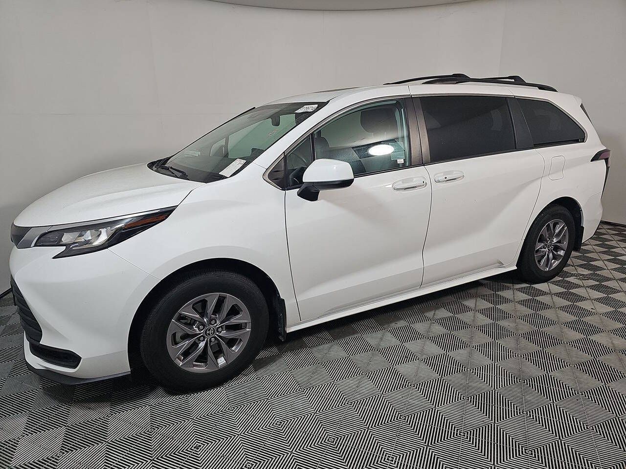 2022 Toyota Sienna LE 8-Passenger