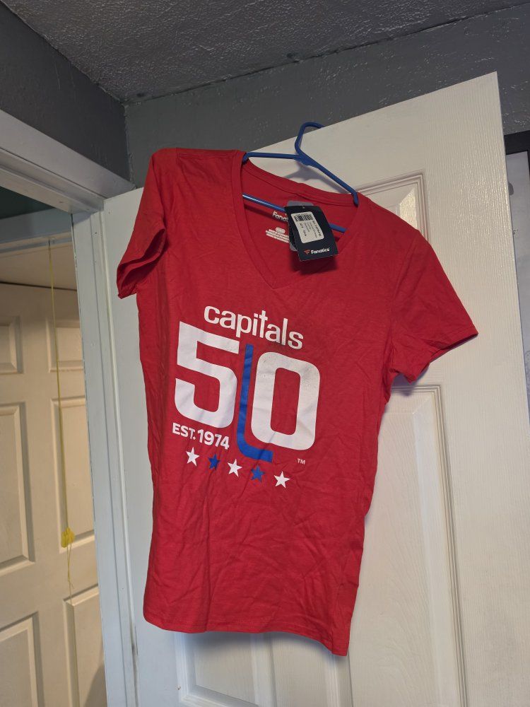 NWT Fanatics Washington Capitals 50th Anniversary V-Neck T-Shirt Red Size Medium