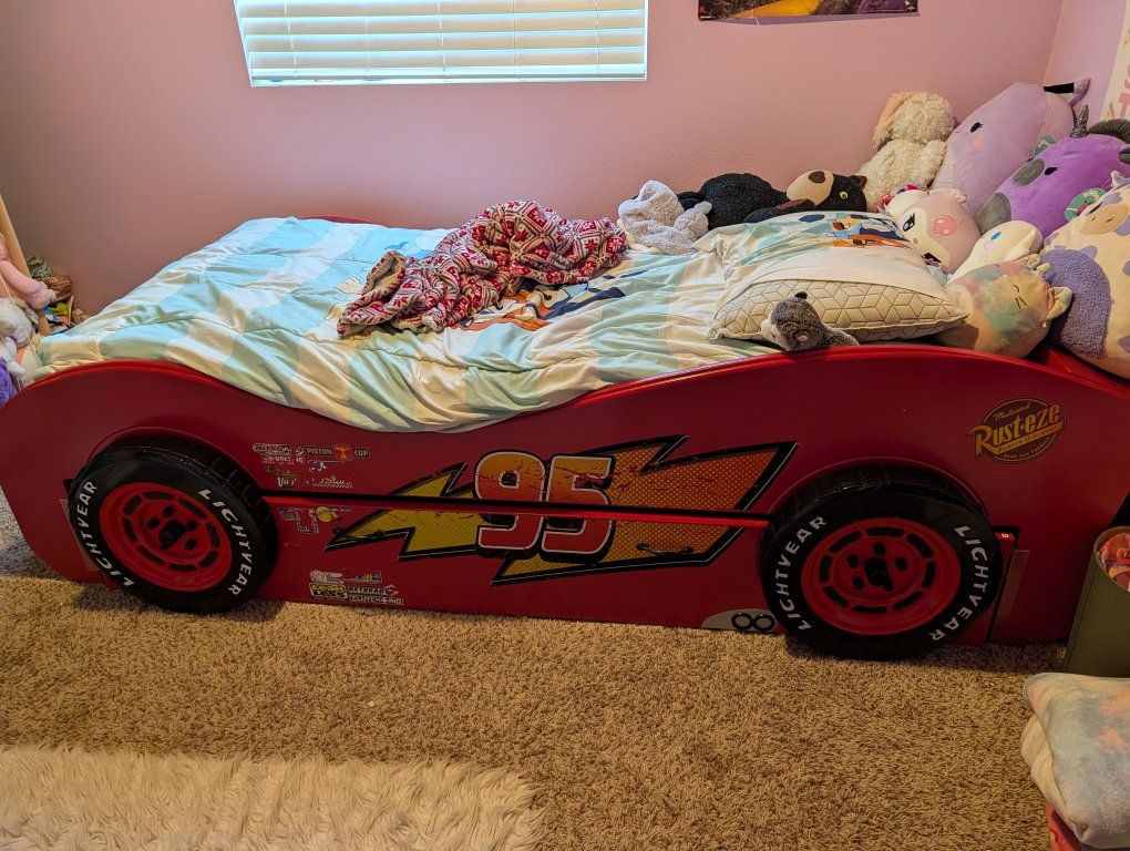 lightening McQueen car bed frame (twin)