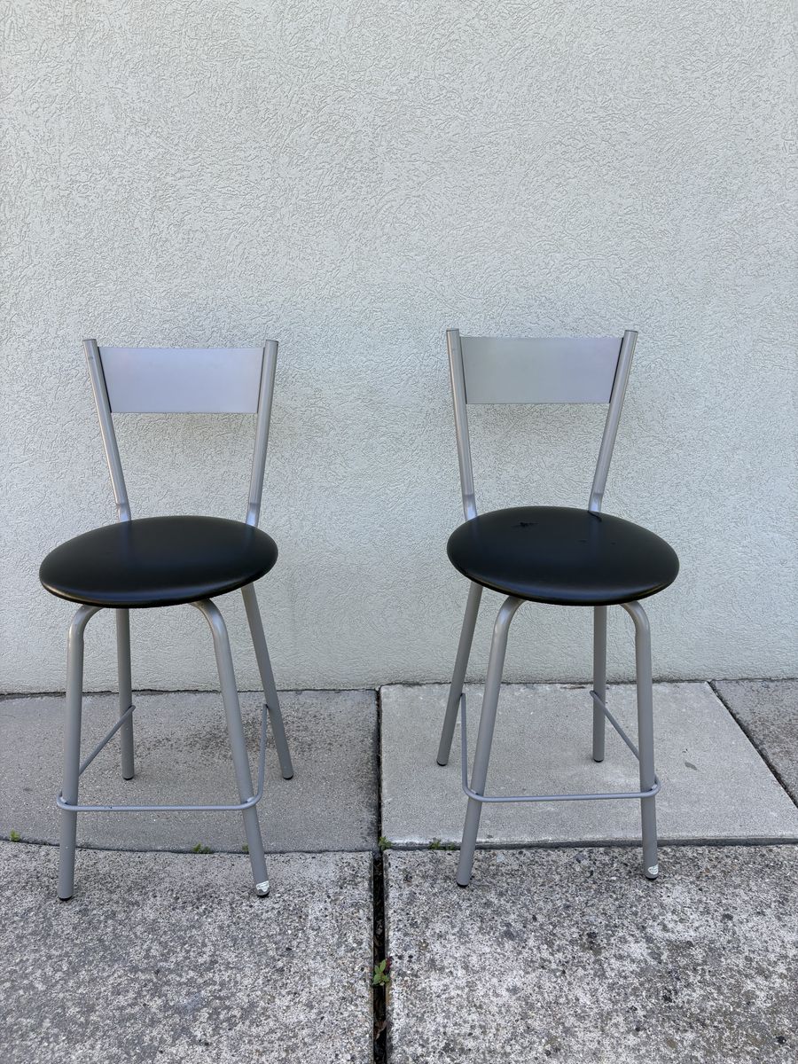 Swivel bar stools
