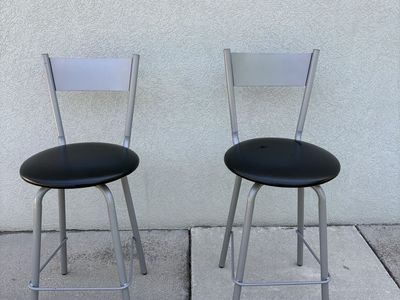 Swivel bar stools