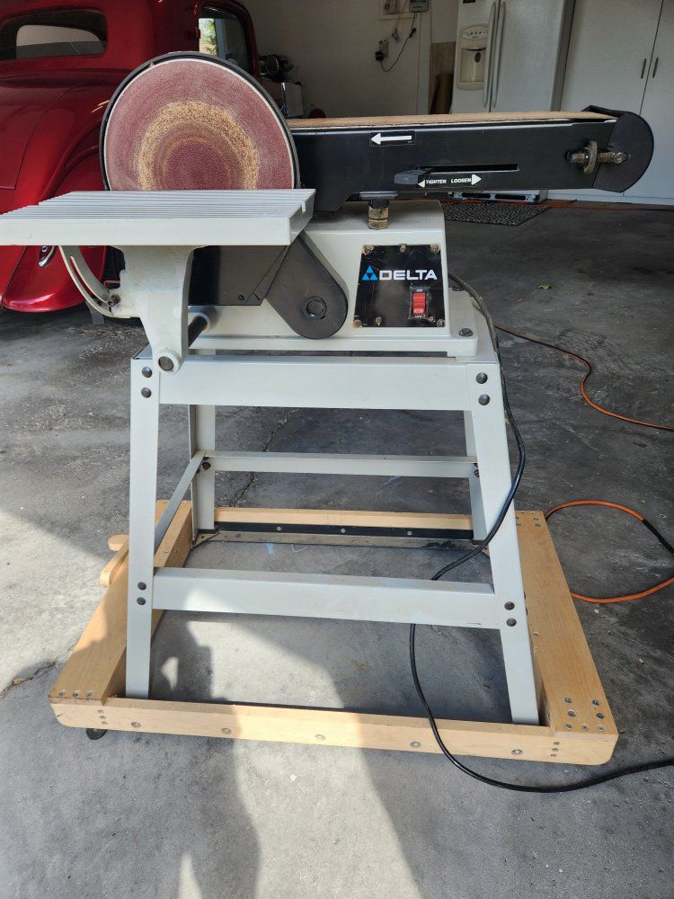 Delta Model 31-695 6" Belt / 9" Disc Sander with Stand