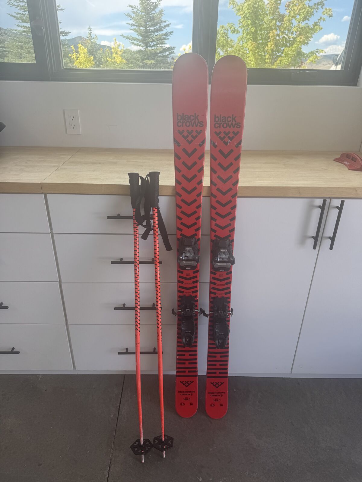 Kid's Black Crows camox jr. skis with Marker bindings and BC poles