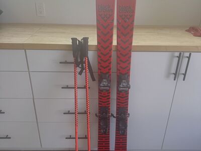 Kid's Black Crows camox jr. skis with Marker bindings and BC poles