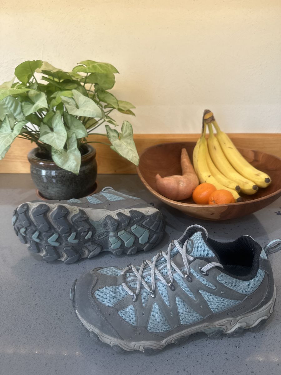 Obos women’s hiking shoes sz 9