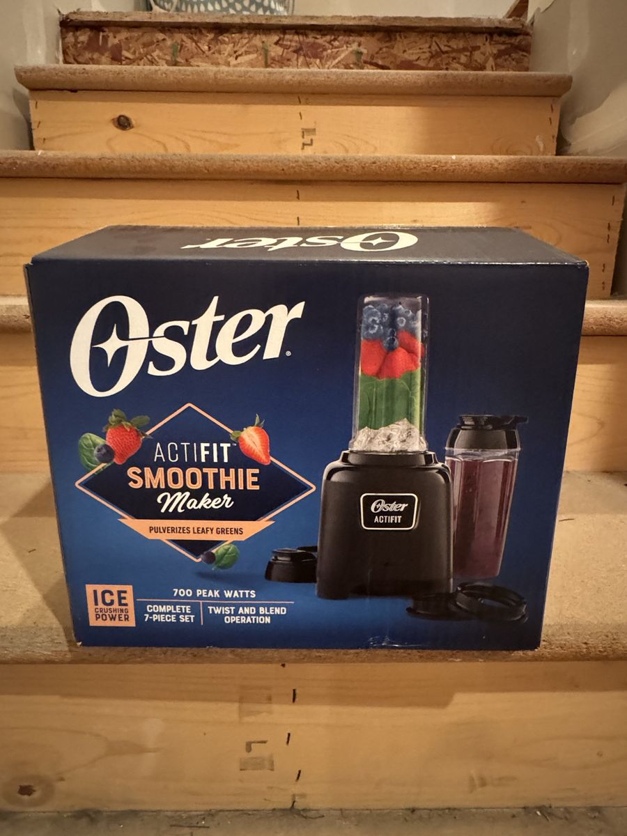 Oster Actifit Smoothie Maker, 700 Peak Watts, 7-Piece Set - Brand New