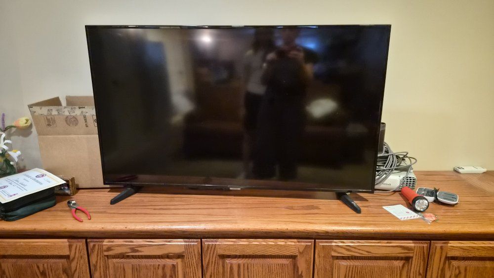SALE PENDING Samsung smart tv with Remote 50 inch